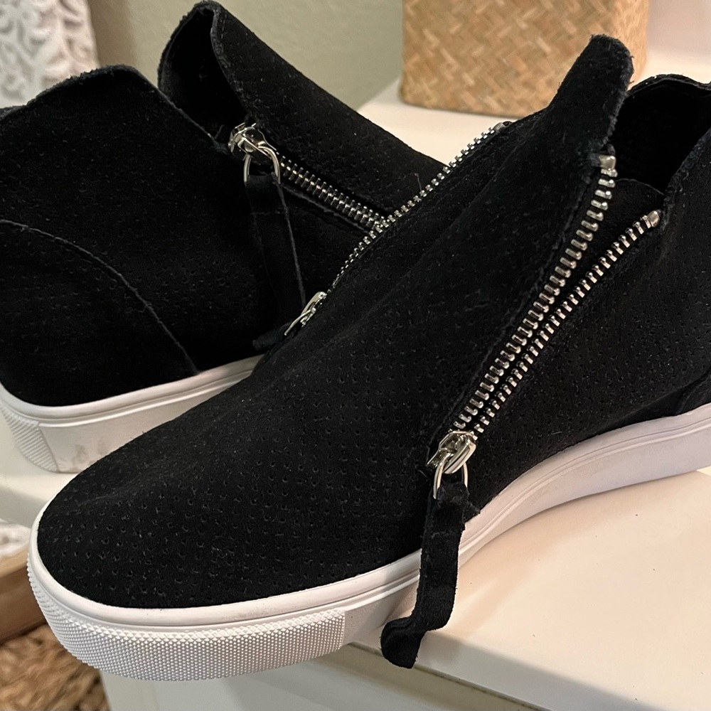 NEW Steve Madden Caliber Suede Slip On - 8.5 - NEVER WORN